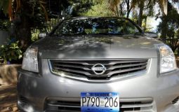 Nissan Sentra 2011. Edición deportiva. Motor 2.0, vidrios eléctricos, retrovisores electricos, espejo retrovisor con luz LED para manejar por las noches, Mandos al timón, auxiliar, USB, Iphone, automático, botones electrónicos para abrir puerta de conductor y pasajero (no tiene chapa). DUEÑO ÚNICO SIN INTERMEDIARIOS.