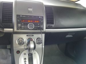 Nissan Sentra 2011. Edición deportiva. Motor 2.0, vidrios eléctricos, retrovisores electricos, espejo retrovisor con luz LED para manejar por las noches, Mandos al timón, auxiliar, USB, Iphone, automático, botones electrónicos para abrir puerta de conductor y pasajero (no tiene chapa). DUEÑO ÚNICO SIN INTERMEDIARIOS.