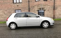 Vendo Toyota Corolla 2004 VVT-I, 5puertas del 2004 con 151.800 kms único dueño. Aire acondicionado, alarma seguros electricos radio, llantas en buen estado, antenimiento al día...