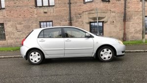 Vendo Toyota Corolla 2004 VVT-I, 5puertas del 2004 con 151.800 kms único dueño. Aire acondicionado, alarma seguros electricos radio, llantas en buen estado, antenimiento al día...
