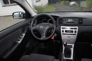 Vendo Toyota Corolla 2004 VVT-I, 5puertas del 2004 con 151.800 kms único dueño. Aire acondicionado, alarma seguros electricos radio, llantas en buen estado, antenimiento al día...
