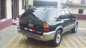 Honda Passport 2000 elegante, presentable y espaciosa camioneta. A/C funcionando, sunroof, vidrios eléctricos y cierre central, power steering, air bag buenas, nunca chocada, automática, rines especiales de fabrica, full cuero, parrilla de techo original, alarma de fabrica, motor v6 económico funcionando en perfecto estado.