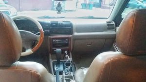 Honda Passport 2000 elegante, presentable y espaciosa camioneta. A/C funcionando, sunroof, vidrios eléctricos y cierre central, power steering, air bag buenas, nunca chocada, automática, rines especiales de fabrica, full cuero, parrilla de techo original, alarma de fabrica, motor v6 económico funcionando en perfecto estado.