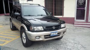 Honda Passport 2000 elegante, presentable y espaciosa camioneta. A/C funcionando, sunroof, vidrios eléctricos y cierre central, power steering, air bag buenas, nunca chocada, automática, rines especiales de fabrica, full cuero, parrilla de techo original, alarma de fabrica, motor v6 económico funcionando en perfecto estado.