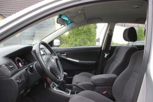 Vendo Toyota Corolla 2004 VVT-I, 5puertas del 2004 con 151.800 kms único dueño. Aire acondicionado, alarma seguros electricos radio, llantas en buen estado, antenimiento al día...