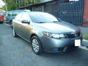 Vendo KIA Forte 2012, Sedan, 4 puertas, Automatico-Secuencial, full extras (vidrios y espejos eléctricos, cierre central), cd player con USB, bluetooth y entrada auxiliar, A/C, polarizado, muy económico, bolsas buenas, $6000 ¡Precio Negociable!, Inf. al correo ó 79502922