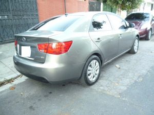Vendo KIA Forte 2012, Sedan, 4 puertas, Automatico-Secuencial, full extras (vidrios y espejos eléctricos, cierre central), cd player con USB, bluetooth y entrada auxiliar, A/C, polarizado, muy económico, bolsas buenas, $6000 ¡Precio Negociable!, Inf. al correo ó 79502922