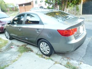 Vendo KIA Forte 2012, Sedan, 4 puertas, Automatico-Secuencial, full extras (vidrios y espejos eléctricos, cierre central), cd player con USB, bluetooth y entrada auxiliar, A/C, polarizado, muy económico, bolsas buenas, $6000 ¡Precio Negociable!, Inf. al correo ó 79502922