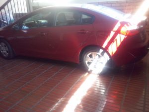 Vendo KIA Forte 2015, Sedan, 4 puertas, Automatico-Secuencial, full extras (vidrios y espejos eléctricos, cierre central), cd player con USB, bluetooth y entrada auxiliar, A/C, motor 1.8L muy económico, bolsas buenas, $8800 ¡Precio Negociable!, Inf. al correo ó 78564889