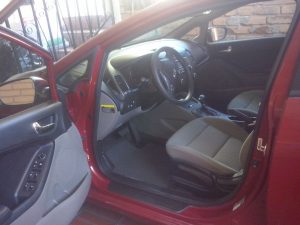 Vendo KIA Forte 2015, Sedan, 4 puertas, Automatico-Secuencial, full extras (vidrios y espejos eléctricos, cierre central), cd player con USB, bluetooth y entrada auxiliar, A/C, motor 1.8L muy económico, bolsas buenas, $8800 ¡Precio Negociable!, Inf. al correo ó 78564889