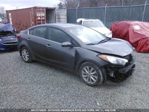 Vendo Kia Forte 2014 (a reparar), Reservelo YA!!! Estara en Aduana en aproximadamente 28 días, Automático, Full Extras (vidrios y espejos eléctricos, cierre central), rines, $5600, Inf. al correo ó 79502922