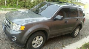 Ford Escape 2012 usada ubicado en San Salvador, El Salvador En excelentes condiciones a todo prueba, rines especiales, alohenas, Sunroof, Motor 4Cil, bien enllantada, aire, motor y suspensión en excelentes condiciones, 75mil Millas, mantenimiento al día precio negociable mas información al whatsapp 7249-3699