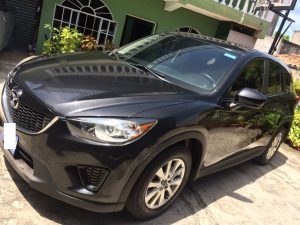Mazda CX5 2013 usado ubicado en El Salvador Vendo Mazda CX5 2013, transmisión manual (6 velocidades + retroceso), tecnología skyactiv (super economica), motor 2.0L, 4 cil., full extras (vidrios y espejos eléctricos, cierre central), A/C, alarma de fabrica, cdplayer con usb y entrada auxiliar, mandos al timon, encendido con boton, rines especiales, polarizada, espaciosa, "Recibo Vehiculo a Cuenta", $11500 Precio Negociable!, inf. 79278982 ó al correo