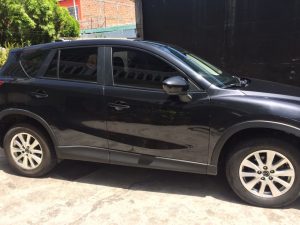 Mazda CX5 2013 usado ubicado en El Salvador Vendo Mazda CX5 2013, transmisión manual (6 velocidades + retroceso), tecnología skyactiv (super economica), motor 2.0L, 4 cil., full extras (vidrios y espejos eléctricos, cierre central), A/C, alarma de fabrica, cdplayer con usb y entrada auxiliar, mandos al timon, encendido con boton, rines especiales, polarizada, espaciosa, "Recibo Vehiculo a Cuenta", $11500 Precio Negociable!, inf. 79278982 ó al correo