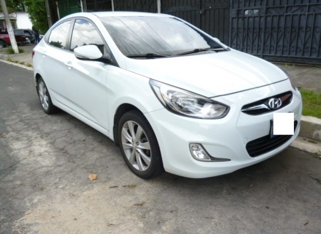 Vendo Hyundai Accent 2013, de Agencia, Sedan, transmisión mecánica, motor 1.4L, super económico, full extras (vidrios y espejos eléctricos, cierre central), bluetooth, A/C, rines, halogenos, muy económico, $7800 ¡Precio Negociable!, Inf. al correo ó 79278982