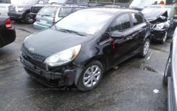 Vendo KIA Rio 2012 (a reparar), Vealo YA! en Aduana, Automático, Full Extras (vidrios y espejos eléctricos, cierre central), Motor 1.6L, super económico, bolsas buenas, $4900, Inf. al correo ó 79278982