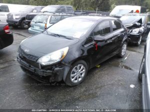 Vendo KIA Rio 2012 (a reparar), Vealo YA! en Aduana, Automático, Full Extras (vidrios y espejos eléctricos, cierre central), Motor 1.6L, super económico, bolsas buenas, $4900, Inf. al correo ó 79278982