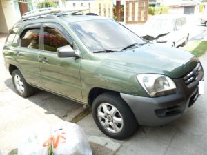Vendo KIA Sportage 2005, Automática, motor 2.0L, 4 cil., muy económica, full extras (vidrios y espejos eléctricos, cierre central), A/C, cdplayer con usb y entrada auxiliar, rines especiales, polarizada, espaciosa, $5200 ¡Precio Negociable!, inf. 79278982 ó al correo