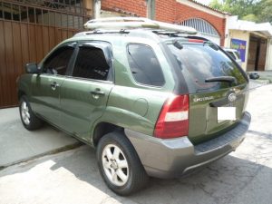 Vendo KIA Sportage 2005, Automática, motor 2.0L, 4 cil., muy económica, full extras (vidrios y espejos eléctricos, cierre central), A/C, cdplayer con usb y entrada auxiliar, rines especiales, polarizada, espaciosa, $5200 ¡Precio Negociable!, inf. 79278982 ó al correo