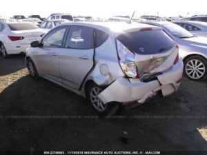 Vendo Hyundai Accent 2012 (a reparar), Vealo YA! en Aduana, Automático, Full Extras (vidrios y espejos eléctricos, cierre central), Motor 1.6L, super económico, bolsas buenas, $4900, Inf. al correo ó 79278982