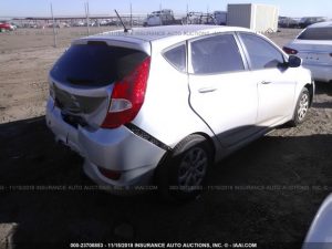 Vendo Hyundai Accent 2012 (a reparar), Vealo YA! en Aduana, Automático, Full Extras (vidrios y espejos eléctricos, cierre central), Motor 1.6L, super económico, bolsas buenas, $4900, Inf. al correo ó 79278982