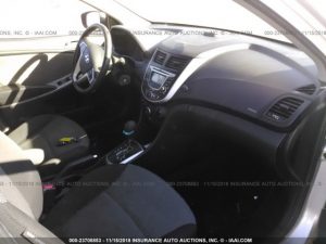 Vendo Hyundai Accent 2012 (a reparar), Vealo YA! en Aduana, Automático, Full Extras (vidrios y espejos eléctricos, cierre central), Motor 1.6L, super económico, bolsas buenas, $4900, Inf. al correo ó 79278982