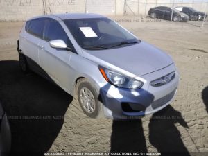 Vendo Hyundai Accent 2012 (a reparar), Vealo YA! en Aduana, Automático, Full Extras (vidrios y espejos eléctricos, cierre central), Motor 1.6L, super económico, bolsas buenas, $4900, Inf. al correo ó 79278982