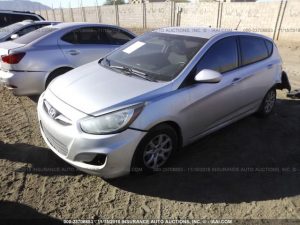 Vendo Hyundai Accent 2012 (a reparar), Vealo YA! en Aduana, TRAMITE FINALIZADO, "listo para retirar", Automático, Full Extras (vidrios y espejos eléctricos, cierre central), Motor 1.6L, super económico, bolsas buenas, $4900, Inf. al correo ó 79278982