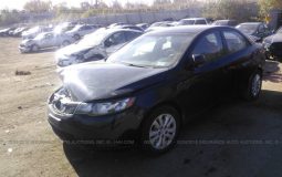 Vendo KIA Forte 2012, (A reparar), Reservelo Ya!, Estara en Aduana en aproximadamente 28 días, Automático, Full Extras (vidrios y espejos eléctricos), bolsas buenas, $4700 Inf. al correo ó 79278982