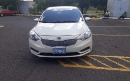 KIA Forte 2015 – Full Extras.• Sedan de Lujo• 63,490 millas• Motor 1.8 - 4 cil. Nítido e Intacto• Bolsas de Aire Buenas• Bluetooth, manos libres• Controles al timón