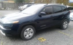 Jeep Cherokee 2015 4x2 / !!! GANGA !!!• Motor 4 cilindros. Nítido a Toda Prueba• Camioneta al 100%• Controles al Timón, Audio, Cruise• 23211 millas• Asientos de Butaca Tela