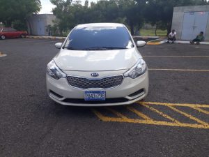 KIA Forte 2015 – Full Extras.• Sedan de Lujo• 63,490 millas• Motor 1.8 - 4 cil. Nítido e Intacto• Bolsas de Aire Buenas• Bluetooth, manos libres• Controles al timón