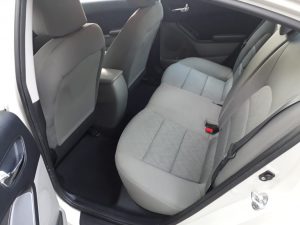 KIA Forte 2015 – Full Extras.• Sedan de Lujo• 63,490 millas• Motor 1.8 - 4 cil. Nítido e Intacto• Bolsas de Aire Buenas• Bluetooth, manos libres• Controles al timón