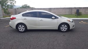 KIA Forte 2015 – Full Extras.• Sedan de Lujo• 63,490 millas• Motor 1.8 - 4 cil. Nítido e Intacto• Bolsas de Aire Buenas• Bluetooth, manos libres• Controles al timón