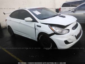 Vendo Hyundai Accent 2013, (A reparar), Reservelo Ya!, estara en Aduana en aproximadamente 28 dias, Automático, Full Extras (vidrios y espejos eléctricos), bolsas buenas, $5200 Inf. al correo ó 79278982