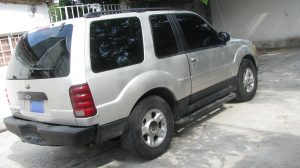 Vendo Ford Explorer 2003, 4 x 4 , automatica, a/c helando muy bien, motor y caja sin problemas en buen estado. 3,300. neg. mi wasap 73 71 07 32