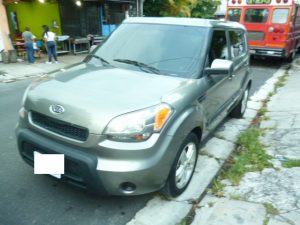 Vendo KIA Soul 2011, Automática, full extras (vidrios y espejos eléctricos, cierre central), CD player con bluetooth, USB y entrada auxiliar, rines, A/C, bolsas buenas, $6000 negociables!, Inf. 79278982 o al correo