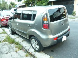Vendo KIA Soul 2011, Automática, full extras (vidrios y espejos eléctricos, cierre central), CD player con bluetooth, USB y entrada auxiliar, rines, A/C, bolsas buenas, $6000 negociables!, Inf. 79278982 o al correo