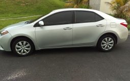 Toyota Corolla 2015  automatico, motor 1.8, 43 mil millas, controles al timón, bluetooth, pantalla de retoceso, Alarma central,