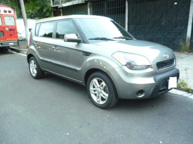 Vendo KIA Soul 2011, Automática, full extras (vidrios y espejos eléctricos, cierre central), CD player con bluetooth, USB y entrada auxiliar, rines, A/C, bolsas buenas, $5900 negociables!, Inf. 79278982 o al correo
