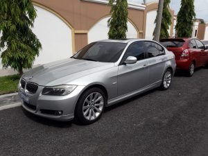 BMW 328i 2011 US$7,000.00 precio negociable Millas: 145,429 Color: gris Motor: 1.9L Trasmisión: Automática Aire acondicionado: 100% Audio estero: Fábrica