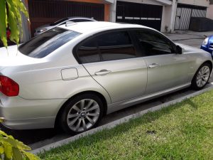 BMW 328i 2011 US$7,000.00 precio negociable Millas: 145,429 Color: gris Motor: 1.9L Trasmisión: Automática Aire acondicionado: 100% Audio estero: Fábrica