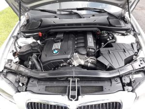BMW 328i 2011 US$7,000.00 precio negociable Millas: 145,429 Color: gris Motor: 1.9L Trasmisión: Automática Aire acondicionado: 100% Audio estero: Fábrica