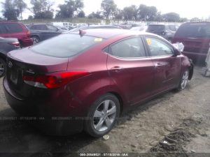 Vendo Hyundai Elantra 2013, (A reparar), Reservelo Ya!, Estara en Aduana en aproximadamente 28 dias, Automático, Full Extras (vidrios y espejos eléctricos), bolsas buenas, rines, $5300 Inf. al correo ó 79278982