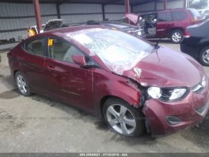 Vendo Hyundai Elantra 2013, (A reparar), Reservelo Ya!, Estara en Aduana en aproximadamente 28 dias, Automático, Full Extras (vidrios y espejos eléctricos), bolsas buenas, rines, $5300 Inf. al correo ó 79278982