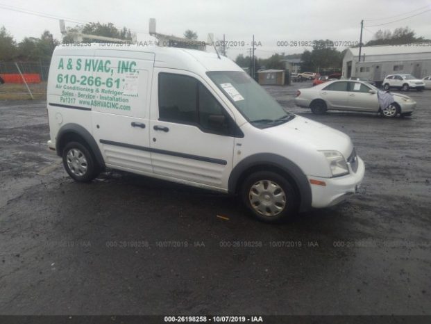 Vendo Ford Transit Connect 2012, (A reparar), Reservelo YA!, estara en Aduana en aproximadamente 28 días, Automático, golpe leve, bolsas buenas, $5500 Inf. al correo ó 79278982