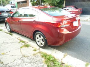 Vendo Hyundai Elantra 2013, Automático, 4 puertas, full extras (vidrios y espejos eléctricos, cierre central), CD player con USB y entrada auxiliar, A/C, muy económico, rines, bolsas buenas, $6900 ¡precio negociable!, Inf. 79278982