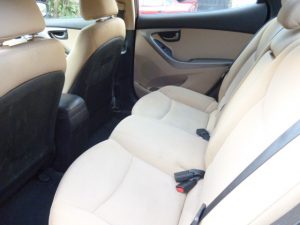 Vendo Hyundai Elantra 2013, Automático, 4 puertas, full extras (vidrios y espejos eléctricos, cierre central), CD player con USB y entrada auxiliar, A/C, muy económico, rines, bolsas buenas, $6900 ¡precio negociable!, Inf. 79278982