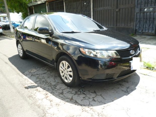 Vendo KIA Forte 2012, Automático, full extras (vidrios y espejos eléctricos, cierre central), CD player con bluetooth, USB y entrada auxiliar, A/C, bolsas buenas, $5600 negociables!, Inf. 79278982