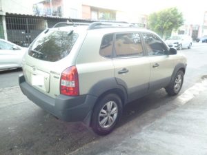 Vendo Hyundai Tucson 2010, de Agencia, Turbo Diesel, 4x4, caja de cambios manual, Full Extras (vidrios y espejos eléctricos, cierre central) rines especial, halogenos, A/C, bolsas de Aire buenas, CD player con USB y entrada auxiliar, $8500 ¡Precio Negociable! Inf. 79278982